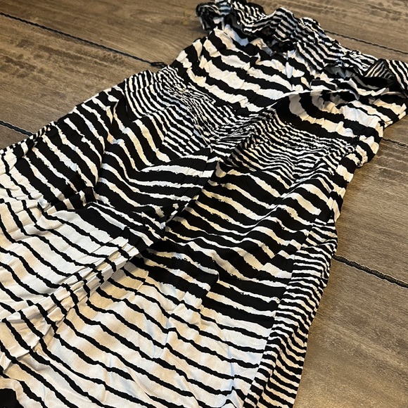 Trixxi- Black & White - Striped Beach Maxi Dress - Picture 2 of 4